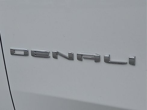 Certified 2025 GMC Yukon Denali image 9