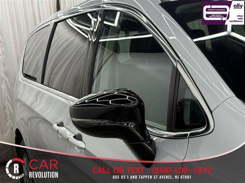 Used 2024 Chrysler Pacifica Touring-L FWD image 45
