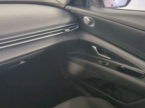 Certified 2022 Hyundai Elantra SE FWD image 18