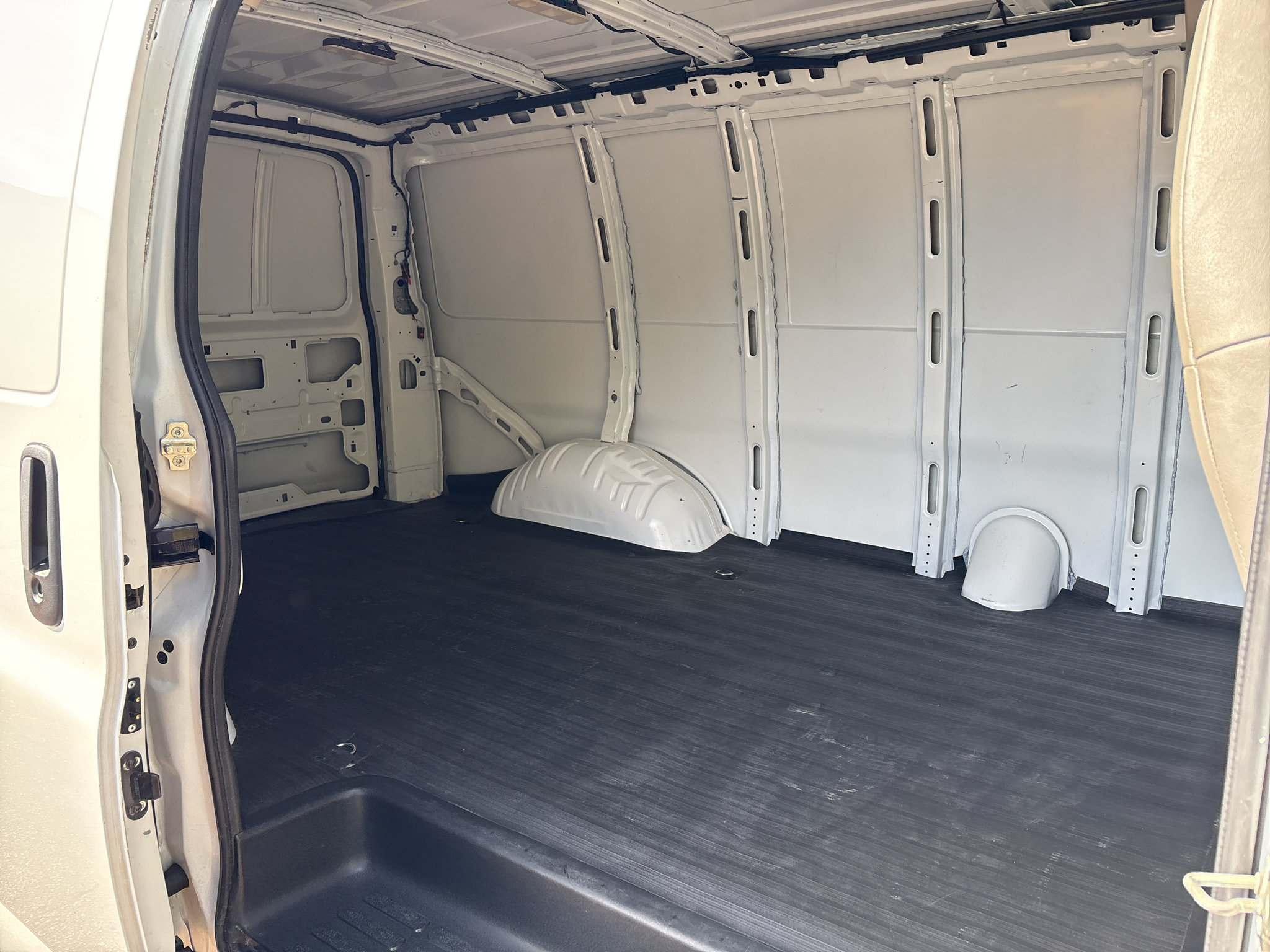 Used 2025 Chevrolet Express 2500 w/ Driver Convenience Package RWD image 4