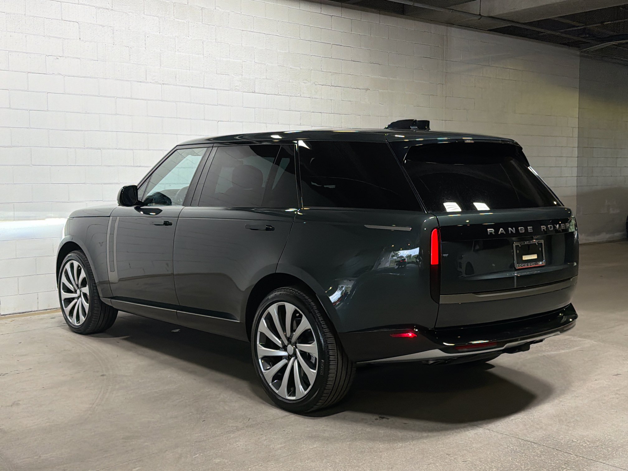 Used 2025 Land Rover Range Rover Long Wheelbase SE AWD/4WD image 3