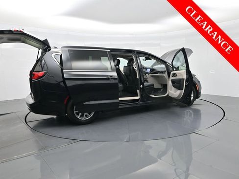 Used 2024 Chrysler Pacifica Touring-L image 38