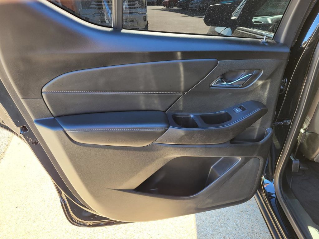 Used 2021 Chevrolet Traverse LT FWD image 16