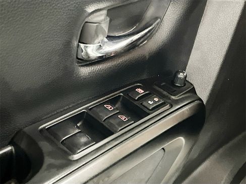 Used 2023 Nissan Titan SV w/ SV Convenience Package image 18