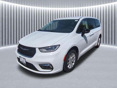 Certified 2024 Chrysler Pacifica Touring-L FWD image 19
