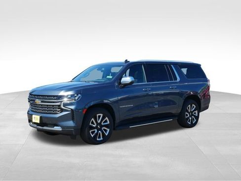 Used 2021 Chevrolet Suburban Premier w/ Premium Package AWD/4WD image 3
