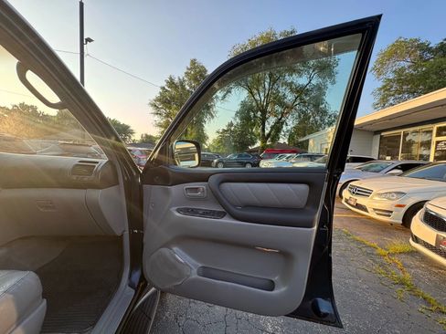 Used 2004 Toyota Land Cruiser image 24