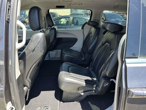 Used 2023 Chrysler Pacifica Touring-L FWD image 17