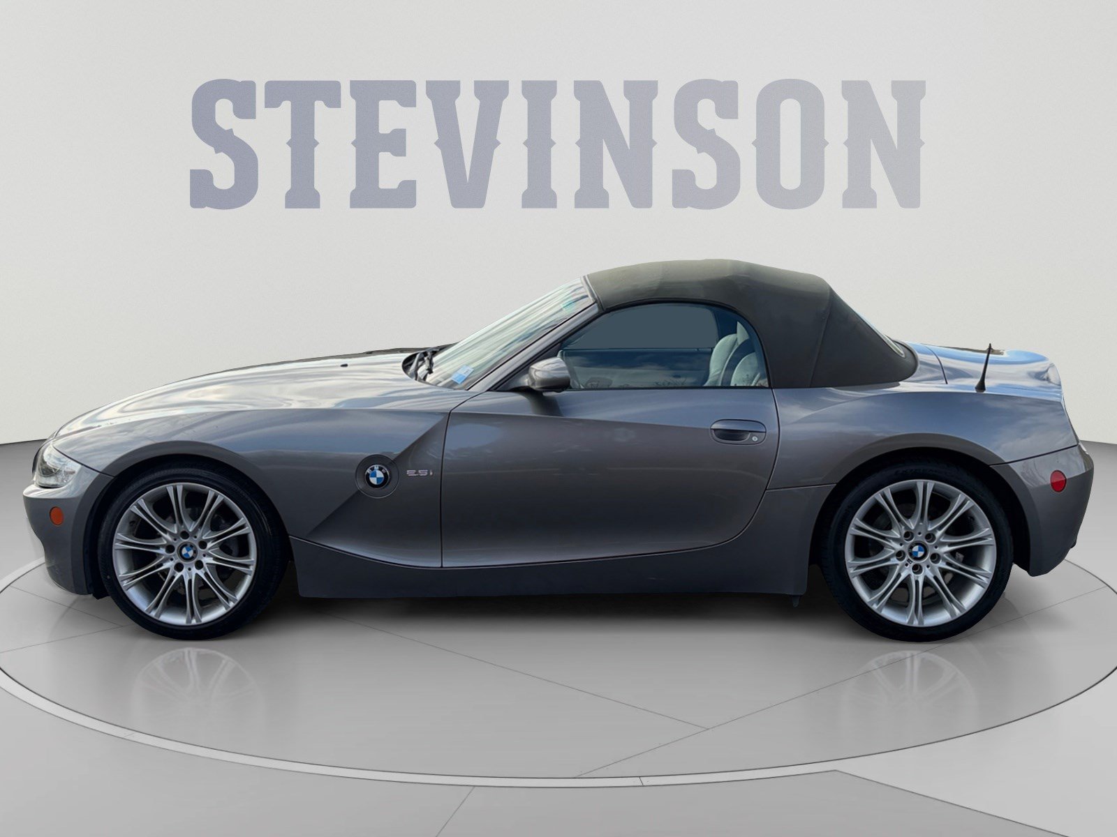 Used 2005 BMW Z4 2.5i RWD image 2
