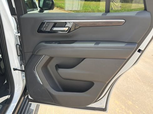 Used 2025 Chevrolet Tahoe LT AWD/4WD image 16