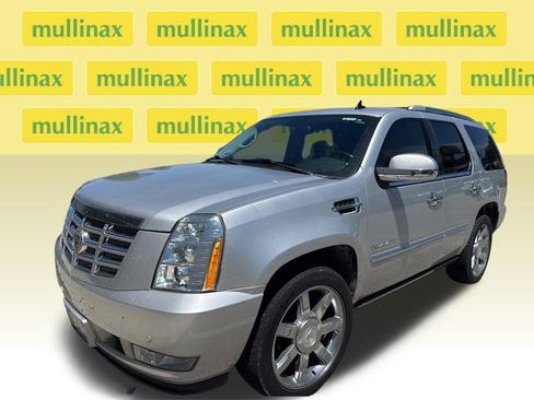 Used 2011 Cadillac Escalade Premium AWD/4WD image 2
