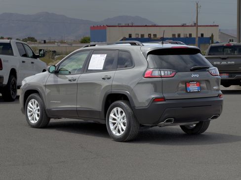 Used 2022 Jeep Cherokee Latitude Lux w/ Mopar Interior Package FWD image 3