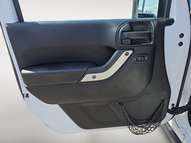 Used 2017 Jeep Wrangler Unlimited Rubicon w/ Connectivity Group AWD/4WD image 16
