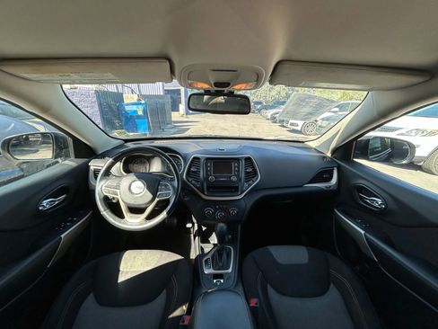 Used 2017 Jeep Cherokee Sport FWD image 17