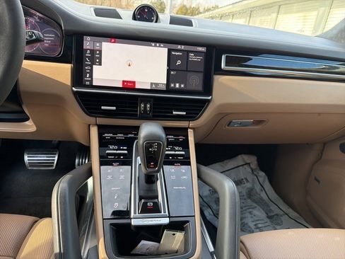 Used 2021 Porsche Cayenne Turbo image 10