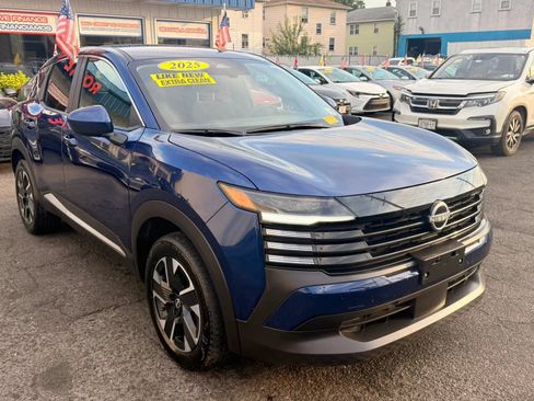 Used 2025 Nissan Kicks SV AWD/4WD image 2