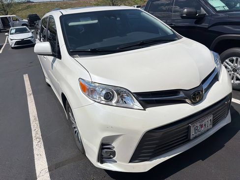 Used 2019 Toyota Sienna XLE w/ XLE Navigation Package FWD image 1