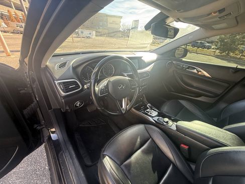 Used 2017 INFINITI QX30 AWD image 16