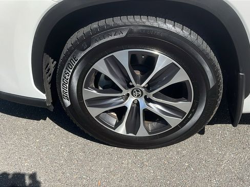 Used 2020 Toyota Highlander XLE image 9