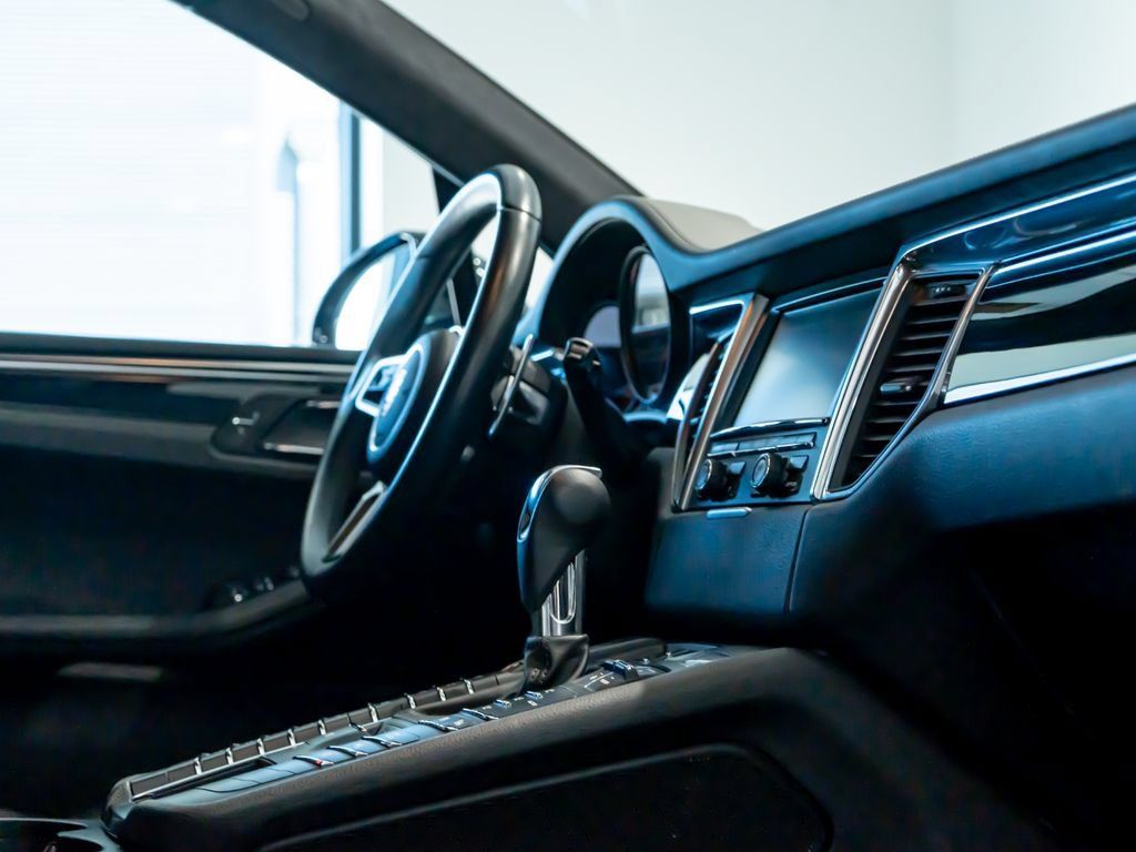 Used 2015 Porsche Macan Turbo AWD/4WD image 31