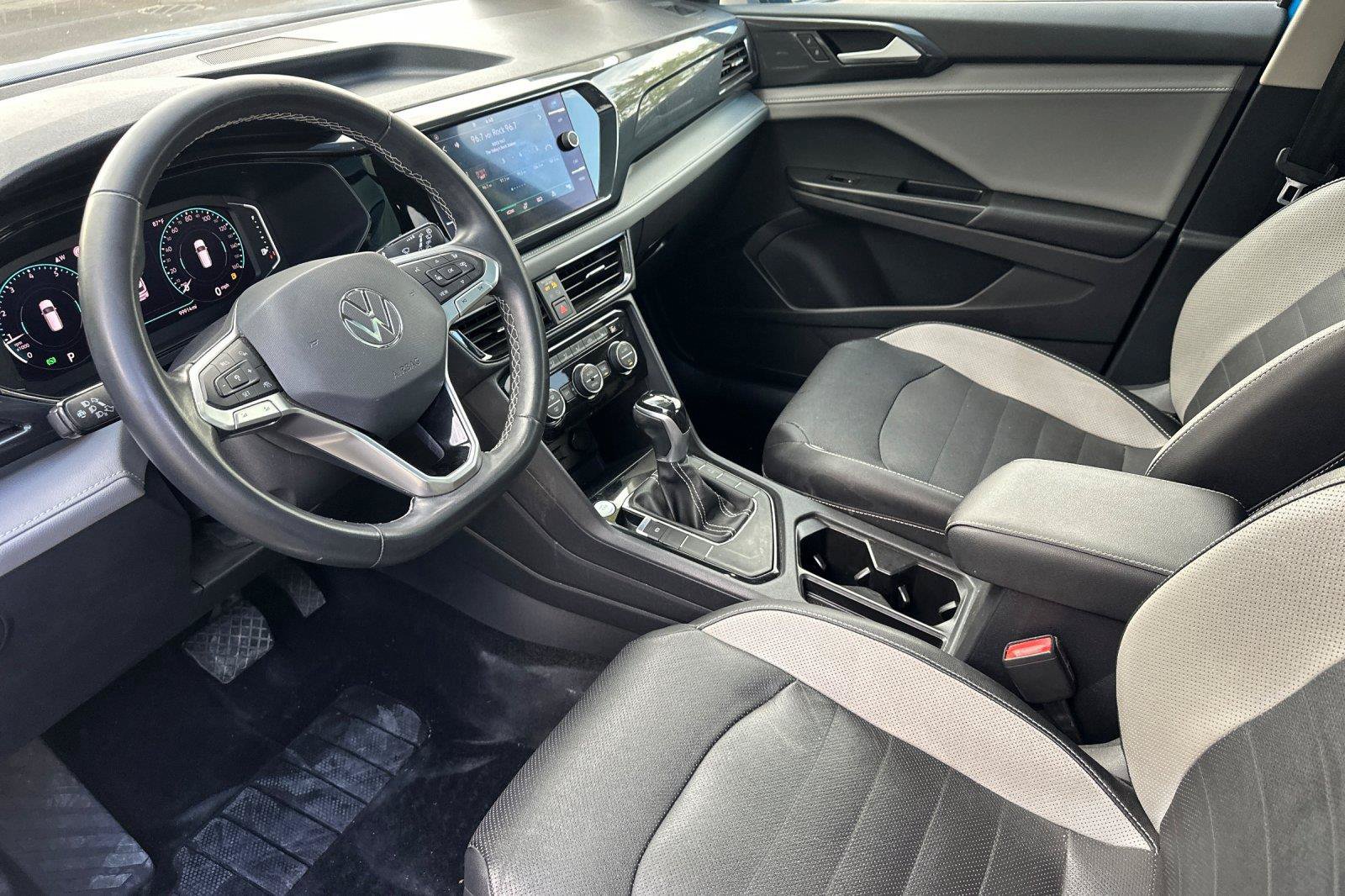 Used 2022 Volkswagen Taos SEL w/ Panoramic Sunroof Package FWD image 9