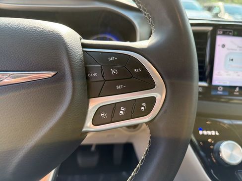 Used 2023 Chrysler Pacifica Touring-L FWD image 21
