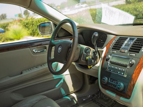 Used 2006 Cadillac DTS w/ Sun And Sound Package FWD image 10