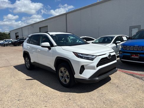 Used 2024 Toyota RAV4 XLE FWD image 3