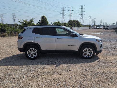 Used 2024 Jeep Compass Latitude AWD/4WD image 7
