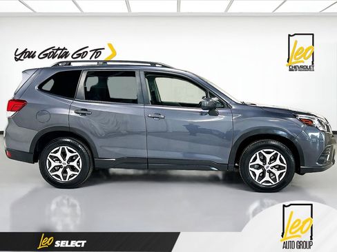 Used 2023 Subaru Forester Premium image 4