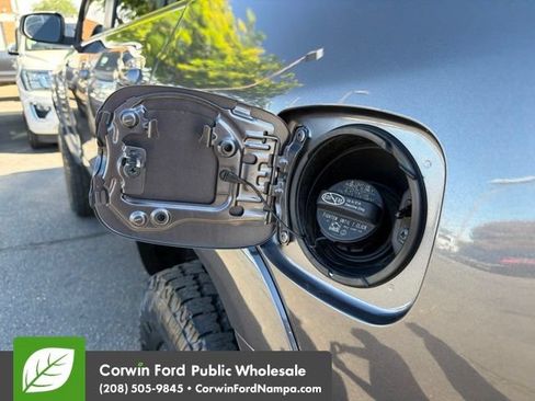 Used 2017 Toyota 4Runner SR5 AWD/4WD image 10