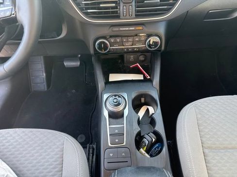 Used 2022 Ford Escape SE w/ SE Sport Appearance Package FWD image 18