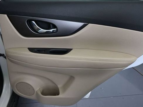 Used 2016 Nissan Rogue SV FWD image 34