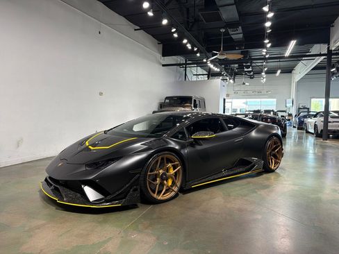 Used 2018 Lamborghini Huracan AWD/4WD image 2