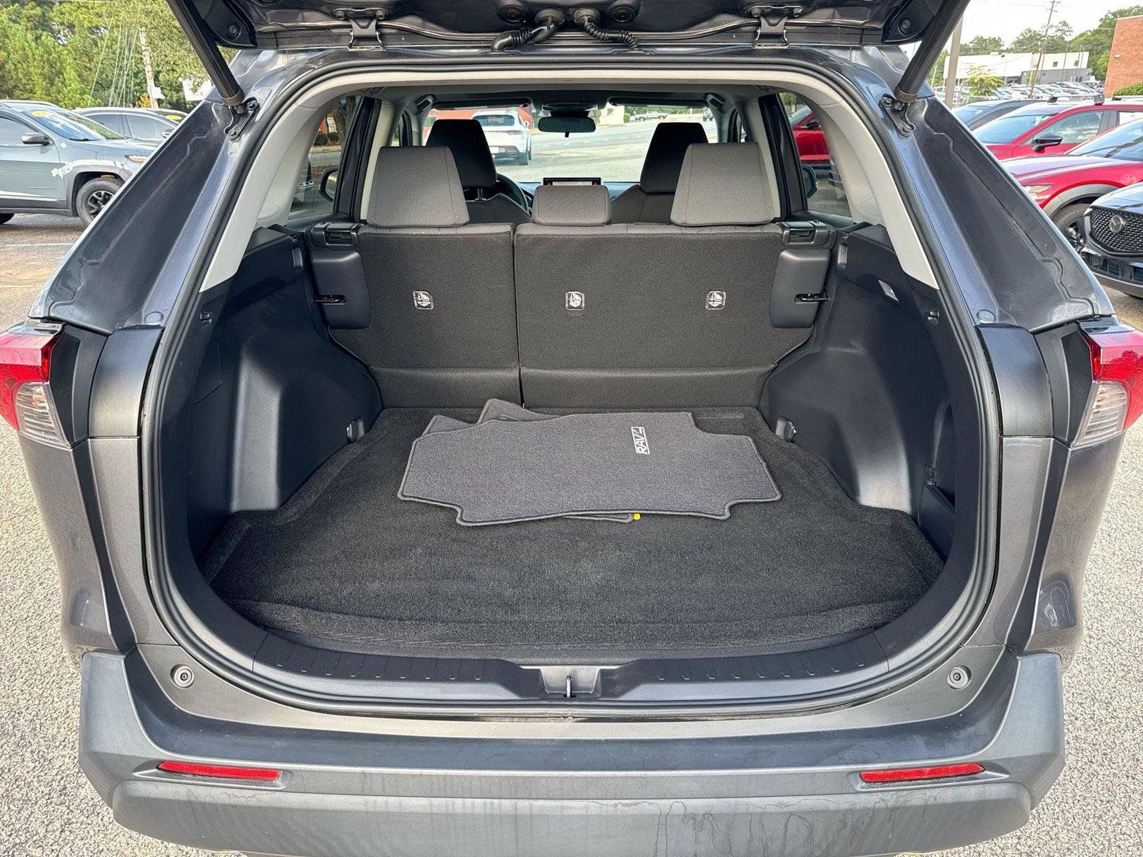 Used 2019 Toyota RAV4 XLE w/ Convenience Package FWD image 16