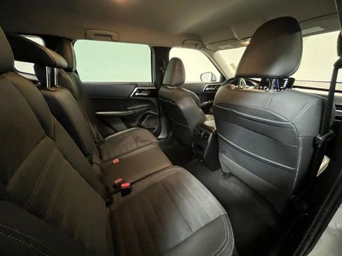 Used 2023 Mitsubishi Outlander SE AWD/4WD image 12