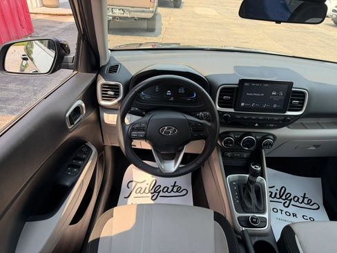 Used 2025 Hyundai Venue SEL FWD image 19