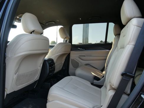Used 2023 Jeep Grand Cherokee L Limited AWD/4WD image 21