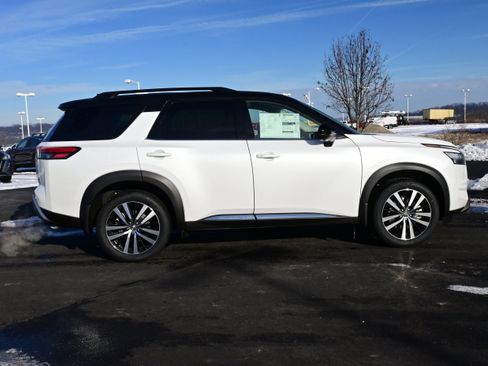 New 2025 Nissan Pathfinder Platinum image 5