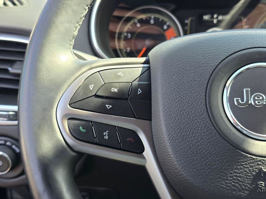 Used 2019 Jeep Cherokee Latitude w/ Cold Weather Group FWD image 19