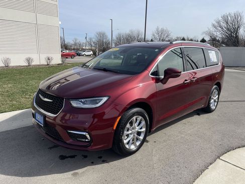 Used 2021 Chrysler Pacifica Touring-L w/ Premium & Safety Sphere Group image 3