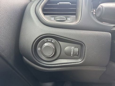 Used 2023 Jeep Renegade Latitude AWD/4WD image 15