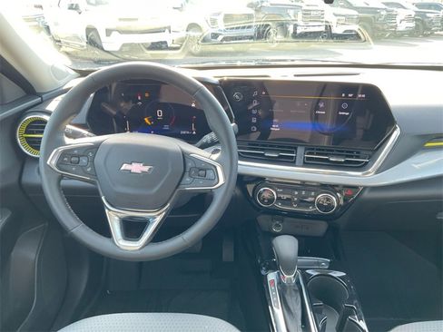 Used 2025 Chevrolet Trax LT w/ Driver Confidence Package image 17