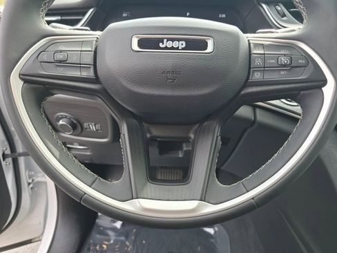 Used 2023 Jeep Grand Cherokee Laredo AWD/4WD image 36
