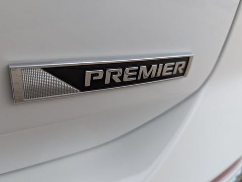 Used 2018 Chevrolet Equinox Premier FWD image 28