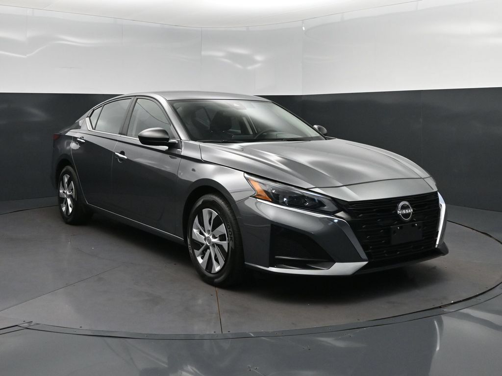 Used 2025 Nissan Altima 2.5 S FWD image 9