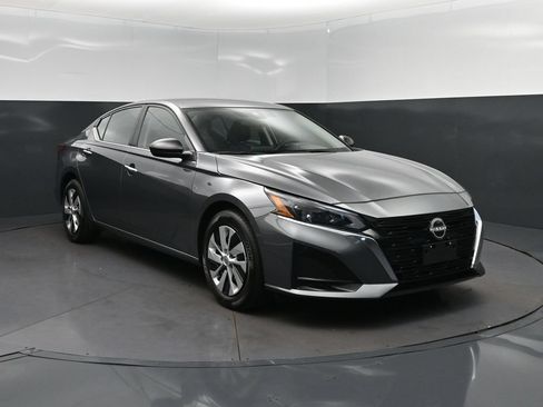 Used 2025 Nissan Altima 2.5 S FWD image 9