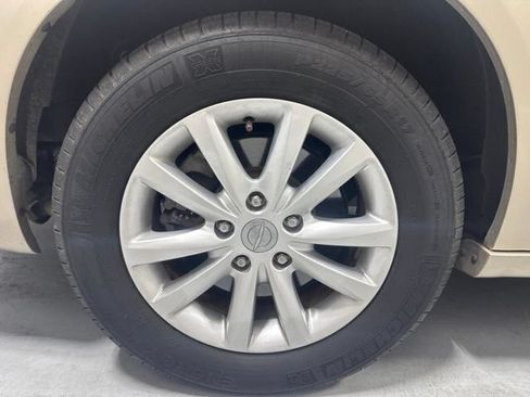 Used 2015 Chrysler Town & Country Limited Platinum FWD image 6