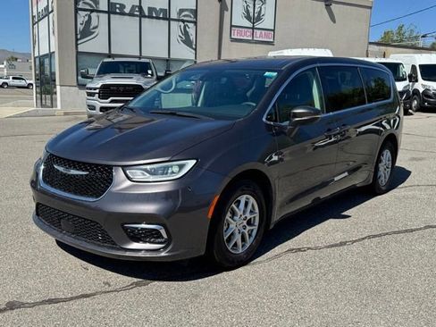 Used 2023 Chrysler Pacifica Touring-L FWD image 8