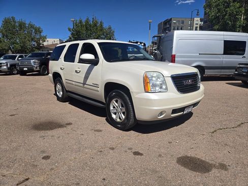 Used 2011 GMC Yukon SLT w/ SLT-2 Equipment Package AWD/4WD image 2